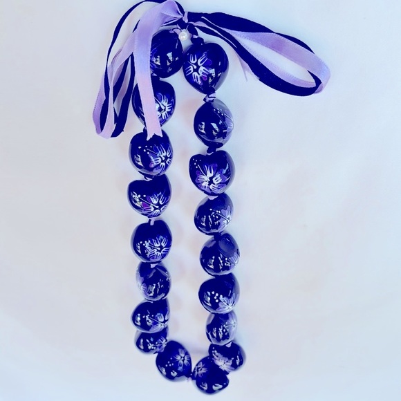 Brand New Beautiful Hawaiian Kukui Nuts Hand Painted Lei 18 Beads - Black/Purple - Picture 4 of 6